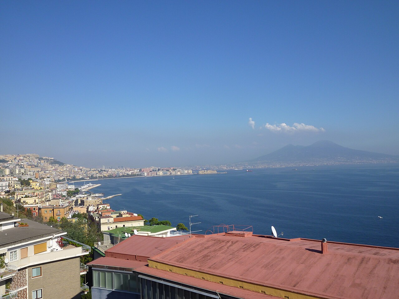Panorama del Golfo di Napoli con il Vesuvio